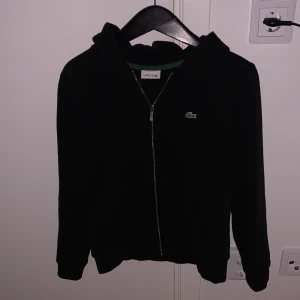 Lacoste zip - Lacoste zip tröja. Köpt för en månad sedan men var lite för liten men orkar inte klydda med returer så säljer den här ist. Helt felfri, inga hål osv. Nypris 1100kr