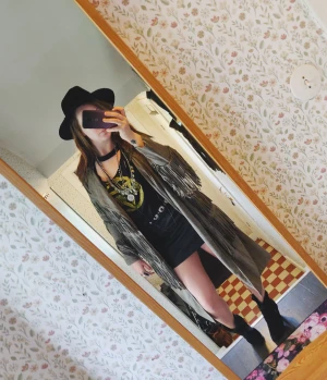 NLY trend Nelly kappa fransar Frans fringe boho 70's hippie hårdrock  - Säljer en militärgrön kappa med fransar i mocka imitation från Nelly. Kappan är mjuk och behaglig att bära. Vansinnigt läcker! ⚡🤎 Utsåld och går inte att få tag på längre. Aldrig använd. Nyskick. Ena öglan till bältet är av, men går lätt att sätta fast 👌