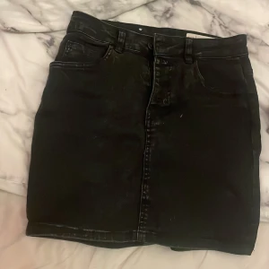 Svart kjol - Säljer en svart kjol ifrån märket Esmara i storlek 34