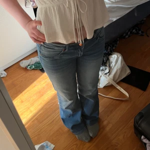 Jeans - Säljer mina bootcut jeans då det inte längre kommer till användning. De är lowwaisted. De står i dom att de är storlek 40 men passar på mig som i vanliga fall brukar va 36-38, och är 165 cm. Är väldigt bekväma och stretchiga.