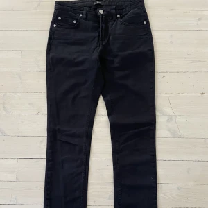 Filippa K Niki Jeans twil 28’ x 32 - Filippa K Niki Jeans twil 28’ x 32 i superfint skick. Regular waist och raka ben. Innerbensnängd 81 cm, midjemått 38 cm. 