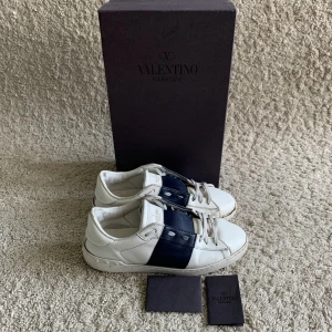 Valentino skor - Extremt snygga Valentino Open i färgen blå✅ Nypris=6000+ | Mitt pris=1999. Box ingår!🤩Pris kan diskuteras vid snabb affär