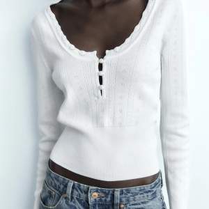 En söt tröja från Zara köpt för bara någon månad sedan. Provad men aldrig använd 💕 Köpt för 299kr