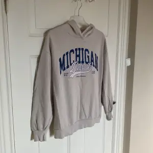 Säljer denna snygga hoodie från Only. Storlek S. Finns en liten missfärgning från trycket (se bild 3), syns inte så mycket om man inte tänker på det, annars är den i fint skick. 