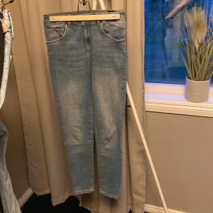 Stuprörsjeans Bikbok - Något nötta vid fickorna, se bild 3 Högmidjad  Men annars väldigt fräsch. Finns i Holmsund men kan tas till Ersboda på vardagar.