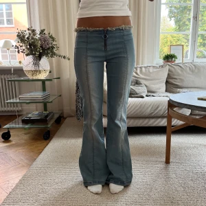 Jeans!  - Snygga jeans från Urban outfiters!! MIDJEMÅTT:72cm men strech så passar upp till 84cm ca INNERBENSLÄNGDEN:82cm