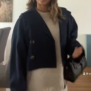 Gina  - Säljer denna fina som fortfarande är i bra skick 💕 600kr är nypris säljer för 350kr💕 den ser kort ut men är lite längre än va den ser ut 