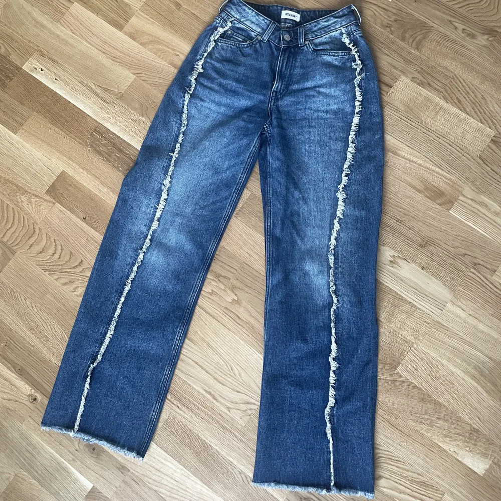 Coola jeans från weekdays kollektion med Cherrie. Som nya. Midja 25 men skulle rekommendera för en 32a till liten 34a. Köpta för 650kr.. Jeans & Byxor.