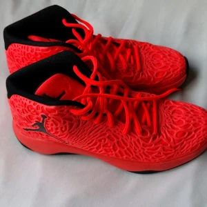 Röda jordans - Knappt använda Jordans storlek 42, köpta för många år sen på footlocker. Bara använt ett fåtal gånger för jag tyckt färgen är för mycket.