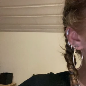 silver örhängen - säljer dessa äkta silverörhängen då jag inte använder de längre💞 de är köpta på guldfynd och kostar ungefär 300 kronor nypris💞 skriv för eventuella frågor 🫶🏻