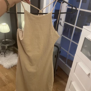 Klänning - Jätte fin klänning från gina tricot.