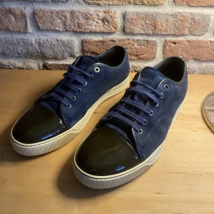 Lanvins mörkblå  - Säljer nu mina lanvins i storlek 44 (uk 10). Mycket fint skick utan några defekter. Vid frågor är det bara att höra av er!