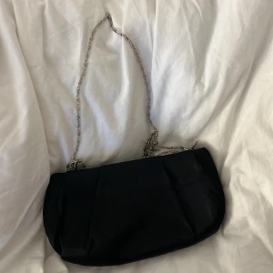 Svart liten väska  - Så söt! Lite smutsig på baksidan men tvättar av den innan jag skickar. Mått 24x10 💕🙌🏼