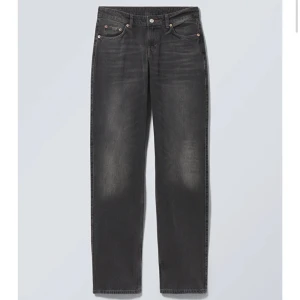 Lågmidjade jeans - Sjukt snygga lågmidjade raka jeans från weekday😍modell Arrow Low straight jeans som är helt slutsåld i alla storlekar. Färg Noir Black/ mörkgrå. Säljer pga att jag måste rensa. Jag är 168cm lång och och jeansen är perfekta i längden.🩷 Nypris: 590kr