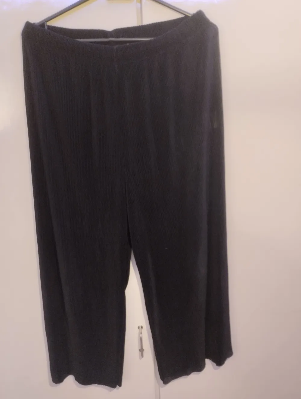 Vida svarta plisserade byxor från Lager 157s black Label collection. Fint skick. Stl XS/S. Jeans & Byxor.