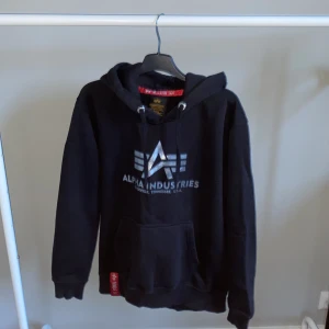 Alpha industries  - Alpha tröja, ba ligger i garderoben vill få bort så snabbt som möjligt.