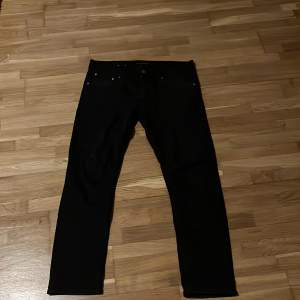 Vill sälja mina nudie jeans nytt skick använda 10-15 gånger vill bli va med kläder de därför jag vill sälja dom 