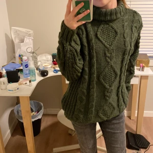 Grön stickad tröja fårn Monki - Nyskick men kommer aldrig till användning, nyköpt 600kr. Pris kan diskuteras🫶
