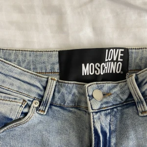 Lågmidjade Moschino jeans - Low/midwaist jeans från märket moschino. Nyskick endast använda 2 gånger🫶🏼