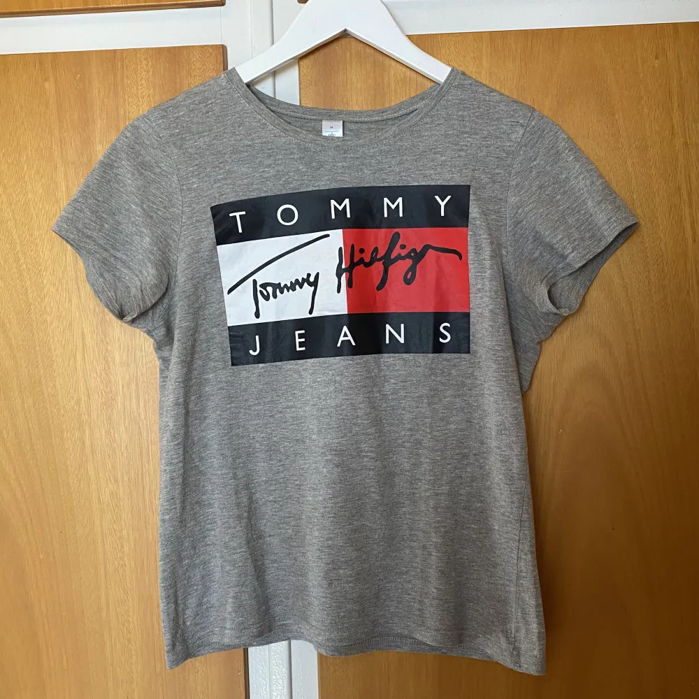 T-shirt med Tommy Hilfinger tryck (inte äkta). Använd bara några gånger och i bra skick. . T-shirts.