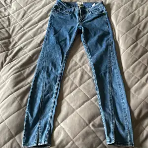 Supersnygga tighta jeans med slits nedtill, låga i midjan, använda men bra skick, inga hål eller liknande. 