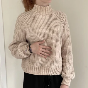 Stickad tröja - Supermjuk stickad tröja. Varm och mysig, perfekt för hösten/vintern. Är lite stor i storleken så passar även som M. Knappt använd.