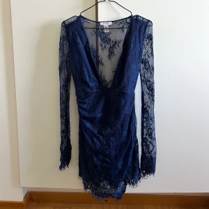 Långärmad spetsklänning  - Superfin långärmad spetsklänning i storlek XS. Mötas upp i Stockholm eller fraktas!