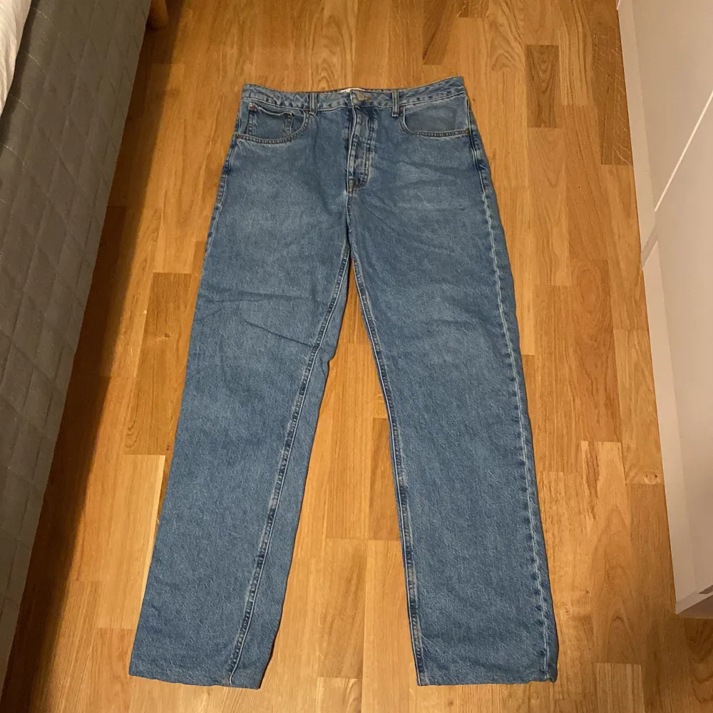 Hej, säljer dessa jeans från Asos då dem inte används längre. Använda ett några gånger men i väldigt bra skick. W32/L32. Jeans & Byxor.