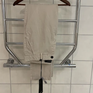 Chinos beiga storlek 32/32 - Oanvända beiga chinos storlek 32/32z