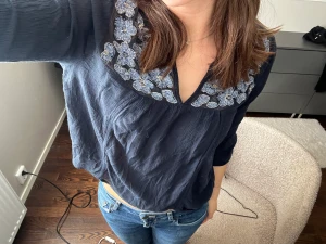 Blus  - Säljer en jättefin blus i storlek xs. Säljer på grund av att den alldrig kommer till andvändning 😊