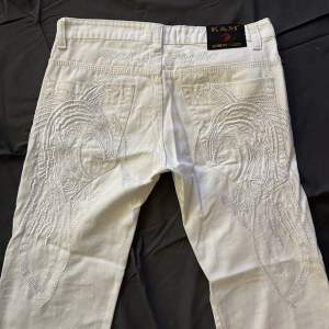 Ett par vita jeans men tryck bakom i storlek 31, inte riktigt min stil därför säljer jag dem. 