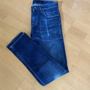 Tiger of Sweden jeans  - Skit snygga tiger of Sweden jeans. Enda defekten är att man ser märke efter telefon i fram och bakfickan men inget man tänker på synd myckey mindre i verkligheten . Hör av er vid funderingar! Priset är inte bestämmt!