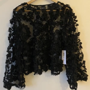 Cecilia topp  - Svart mesh topp från Gina Tricot. Aldrig använd. Storlek S men är stor/oversize. Nypris 399kr mitt pris 150kr