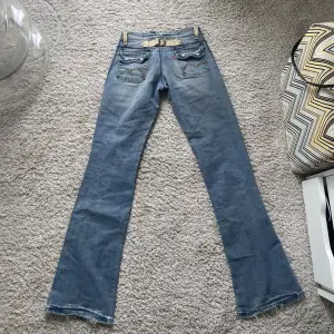 Skitsnygga lågmidjade bootcut jeans från Levis. Storlek 34/36
