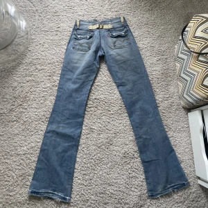 Lågmidjade bootcut jeans - Skitsnygga lågmidjade bootcut jeans från Levis. Storlek 34/36
