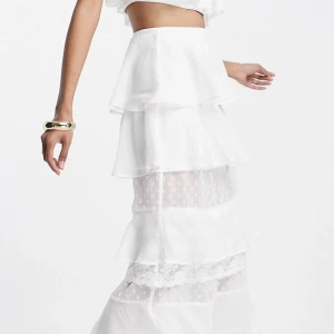 Vit volang lång kjol - Intressekoll, söker snabb affär. Inga defekter då den endast är använda ca 2 gånger. Jätte fin på. Original pris 689kr