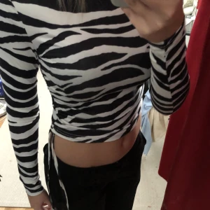 Zebrarandig tröja - Zebrarandig topp mer Resårband på sidorna. Inte använd mycket. Säljer då jag inte använder den något☺️🤍