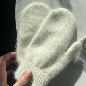 Vita ull vantar  - Vantar, finns i svart vit ljusgrå och beige. Få kvar!!!