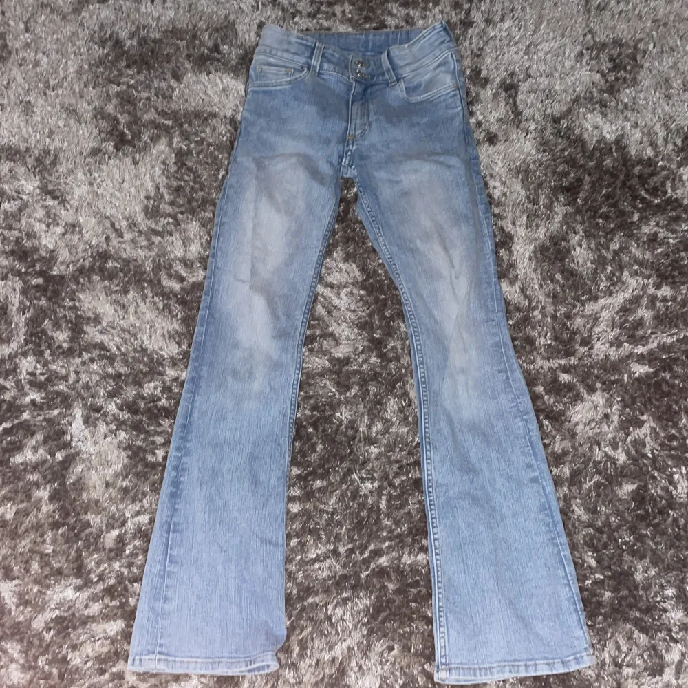 Snygga low waist jeans från h&m. De har andvents 5 gånger ungefär. Säljer för att jag har för många blåa jeans. Nypris ca 300 kr!💕. Jeans & Byxor.
