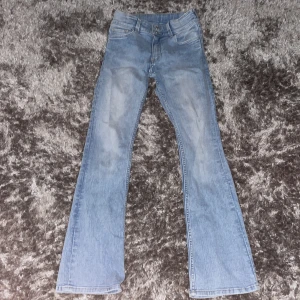 lågmidjade jeans - Snygga low waist jeans från h&m. De har andvents 5 gånger ungefär. Säljer för att jag har för många blåa jeans. Nypris ca 300 kr!💕