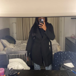 VERO MODA Kappa - Säljer för att jag köpt en ny kappa då denna inte kommer tilll användning. Jag är 174 och tycker att den är perfekt längd på mig 
