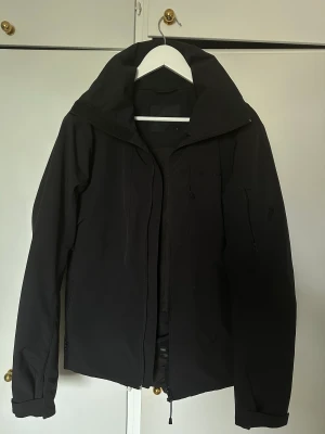 PEAK PERFORMANCE jacka storlek S - Jacka från peak performance i storlek medium. Hämtas i Täby alternativ fraktas på kundens bekostnad. Pris kan såklart diskuteras och fler bilder finns om det önskas :)  Kontakta mig på: 0707307633