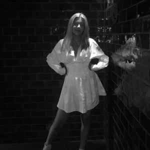 Klänning - Klänning från Bershka, sparsamt använd, storlek L men passar mig som är s. Knytning i ryggen