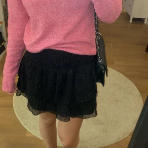 Volang kjol - Säljer min jätte fina svarta kjol ifrån Gina Tricot ❤️ Den är andvänd va 5 ggr alltså i mycket bra skick ❤️