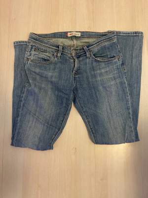 Superfina lågmidjade Levi’s jeans i ljus tvätt och i bra skick, modell 493 skinny fit, dom är raka i benen. 
