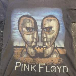 Säljer denhär asfeta vintage Pink Floyd tishan från deras tour 1994. Den var köpt på en loppis för något år sen. Några småhål runt kragen men ingen man tänker på alls! Säljs på marknaden för runt 2-3000kr! Pris kan diskuteras, skriv vid intresse:))