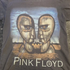 Vintage Pink Floyd t shirt - Säljer denhär asfeta vintage Pink Floyd tishan från deras tour 1994. Den var köpt på en loppis för något år sen. Några småhål runt kragen men ingen man tänker på alls! Säljs på marknaden för runt 2-3000kr! Pris kan diskuteras, skriv vid intresse:))