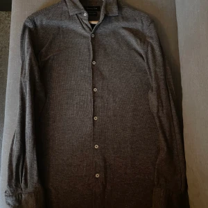 Massimo dutti skjorta - Mörkbrun skjorta i stretchig tyg väldigt fint skick