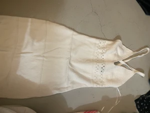 Klänning - Jättefinklänning köpte den första året men har aldrig kommit till andvänding. Lappen sitter kvar har bara testat den⚡️🤍den köpes för 250kr🙏🏻kom med prisförslag🙌🏼