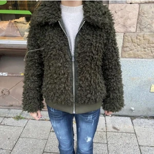 Grön HM teddyjacka - Intressekoll på min super fina eftertraktade jacka💕💕Den är helt slutsåld!! Den sitter lite oversize på mig som är 160. Säljer endast vid bra bud❤️(Tryck INTE på köp direkt är ej säker på om den ska säljas!!!😇)